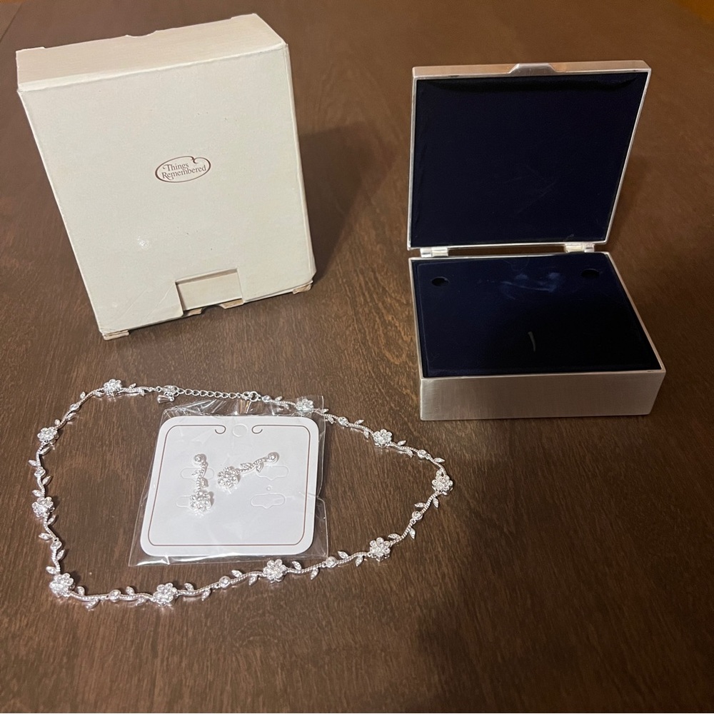 Things Remembered Floral Necklace Set Earrings Silver Tone With Metal Box New